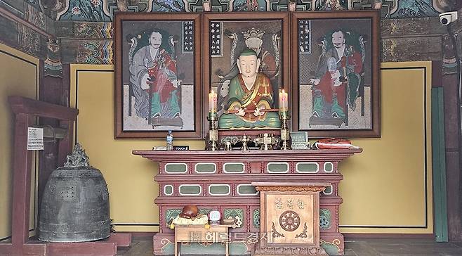 조사당 내부. 지공스님(가운데), 무학스님(왼쪽), 나옹스님(오른쪽). 고려 말~조선 초 불교계를 이끈 대표인물의 영정
