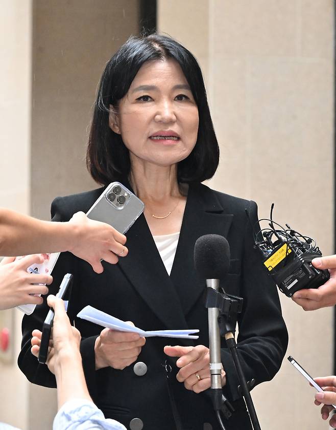 이진숙 방송통신위원장 후보자가 8일 오전 경기도 과천시의 한 오피스텔에 마련된 인사청문회 준비 사무실로 출근하며 지명 소감을 밝히고 있다. 과천=임세준 기자