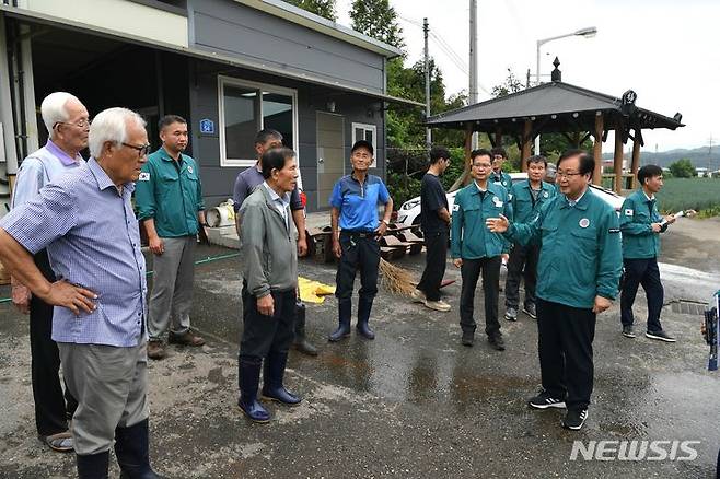 [완주=뉴시스] 유희태 완주군수는 11일 비봉면 소농마을과 내월마을을 시작으로 화산면 화산교 교각 피해 현장과 토사가 유입된 화산면 게이트볼장 피해 현장을 살폈다. 2024.07.11  *재판매 및 DB 금지