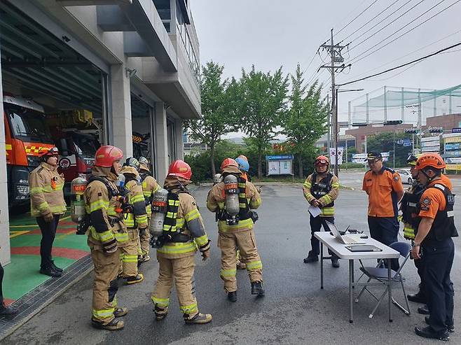 [울산=뉴시스] 울산 남울주소방서(서장 조강식)는 11일 남울주소방서 청사에서 스마트 인명구조경보기 시범 운용을 실시했다고 밝혔다. 2024.07.11. (사진= 남울주소방서 제공)photo@newsis.com *재판매 및 DB 금지