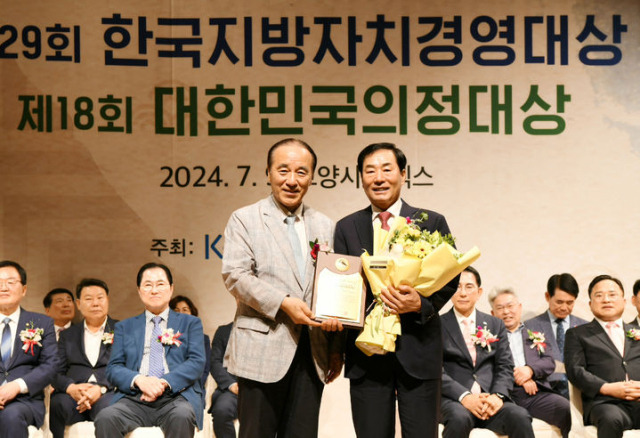 ▲성낙인 창녕군수가 지난 9일 일산 킨텍스에서 열린 '2024년 제29회 한국지방자치경영대상 시상식'에서 '최고경영자상'을 수상했다.ⓒ(사)한국공공자치연구원