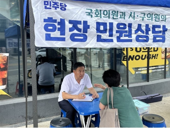 중화역 3번 출구 앞 현장민원실의 박승진 의원