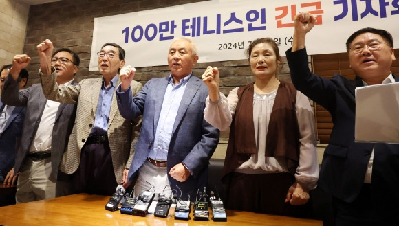 ‘100만 테니스인 긴급 기자회견’ - 주원홍(왼쪽 세번째) 대한테니스협회장 당선인을 비롯한 지역 협회장 등이 10일 오후 서울 중구 명동의 한 음식점에서 대한테니스협회가 대한체육회로 부터 관리단체로 지정된 것과 관련해 긴급 기자회견을 열고 구호를 외치고 있다. 뉴시스