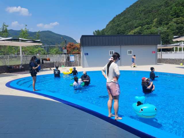 경남 밀양 선샤인테마파크에 있는 반려견 동반 수영장. 사진제공=밀양시