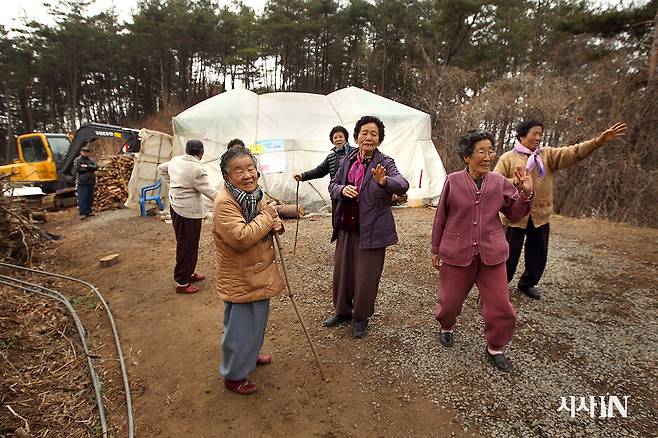 2012년 3월18일 밀양시 부북면 위양마을 뒷산에 위치한 127번 송전탑 건설예정지에서 천막농성을 하던 주민들이 탈핵 희망 버스 참가자들을 배웅하고 있다. ⓒ시사IN 조남진