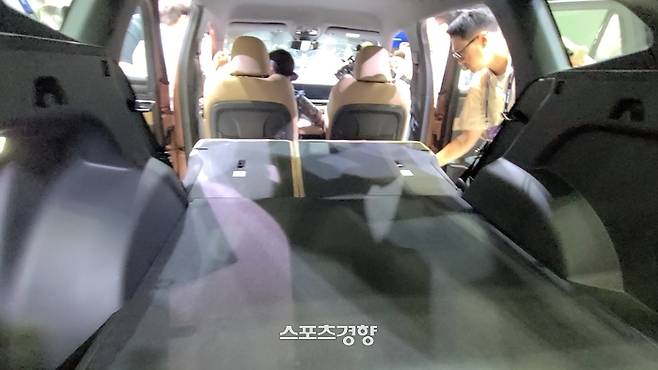 르노 콜레오스 HEV 실내 2열 폴딩 시 나오는 공간. 2열이 완전 평탄화인 ‘풀플랫’되지 못한다. 좌우 공간 여백도 싼타페, 쏘렌토 대비 작다. 사진 | 손재철기자