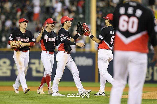 KIA 박찬호가 지난 10일 잠실 LG전 승리 뒤 김도영 등 동료 야수들과 하이파이브 하고 있다. KIA 타이거즈 제공