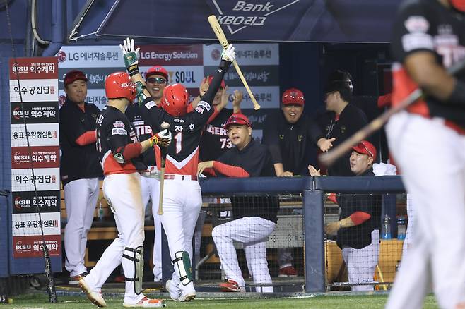 KIA 박찬호(1번)가 10일 잠실 LG전에서 연장 10회초 1사 1·3루에 희생플라이로 결승타점을 올려 역전시킨 뒤 의기양양하게 더그아웃으로 복귀하자 모두가 환호하고 있다. 연합뉴스