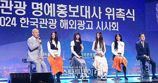 문화체육관광부 유인촌 장관(왼쪽부터), 그룹 뉴진스 하니, 해린, 다니엘, 민지, 한국관광공사 서영충 사장직무대행. <강영국 기자>