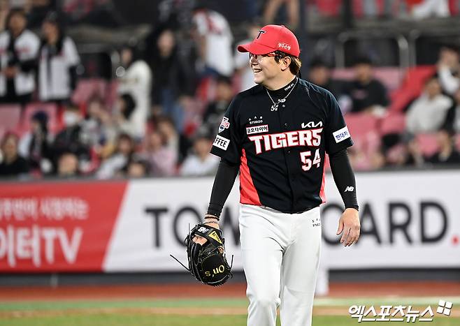 KIA 투수 양현종은 10일 잠실구장에서 열린 '2024 신한 SOL Bank KBO 리그' LG와 주중 3연전 두 번째 경기에서 선발 등판했다. 이날 KBO 리그 최초 400경기 선발 등판에 이어 11시즌 연속 100이닝 투구 등 여러 대기록을 세웠다. 엑스포츠뉴스 DB