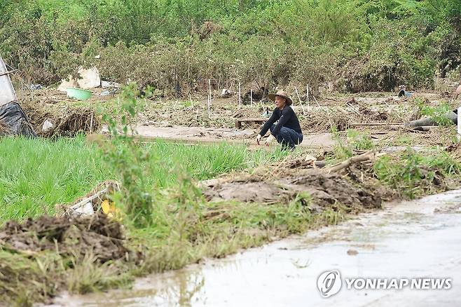 수마가 할퀴고 간 마을 바라보는 농부 (대전=연합뉴스) 강수환 기자 = 11일 오전 전날 내린 폭우로 침수된 대전 서구 용촌동 정뱅이마을의 한 주민이 수마가 할퀴고 간 마을을 바라보고 있다. 전날 오전 5시께 정뱅이마을 전체가 침수되면서 27개 가구 주민 36명이 고립됐다가 구조됐다. 2024.7.11 swan@yna.co.kr