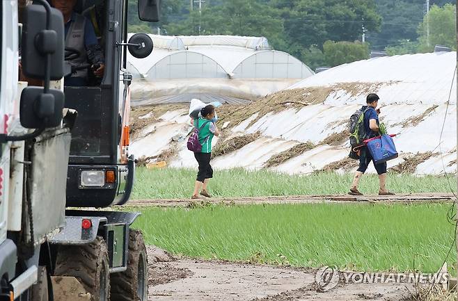 수마가 할퀴고 간 집에서 짐만 챙겨 나오는 수재민 (대전=연합뉴스) 강수환 기자 = 11일 오전 전날 내린 폭우로 침수된 대전 서구 용촌동 정뱅이마을의 한 주민이 집에 들러 필요한 짐을 챙겨가고 있다. 전날 오전 5시께 정뱅이마을 전체가 침수되면서 27개 가구 주민 36명이 고립됐다가 구조됐다. 2024.7.11 swan@yna.co.kr