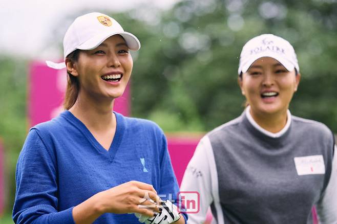 고진영(오른쪽)과 인플루언서 강소연이 아문디 에비앙 챔피언십 프로암 도중 환하게 웃고 있다. (사진=아문디 에비앙 챔피언십)