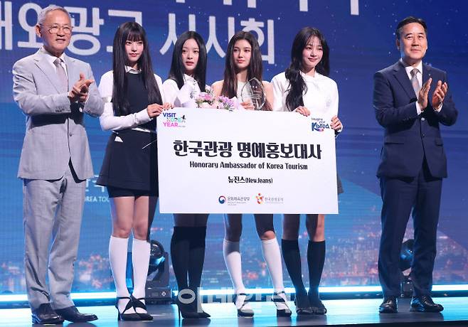 유인촌 문화체육관광부 장관이 11일 오전 서울 용산구 그랜드 하얏트 서울 그랜드볼룸에서 열린 ‘2024 한국 관광 명예홍보대사 위촉식’에서 명예홍보대사인 그룹 뉴진스에게 위촉패를 전달한 후 기념촬영을 하고 있다. 왼쪽부터 유인촌 장관, 해린, 하니, 다니엘, 민지, 서영충 한국관광공사 사장직무대행. (사진=뉴시스)