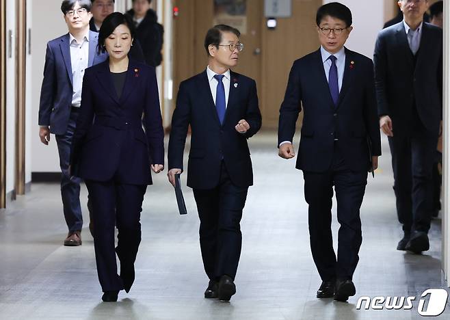 오영주 중소벤처기업부 장관(왼쪽부터), 이정식 고용노동부 장관, 박상우 국토교통부 장관이 24일 서울 종로구 정부서울청사에서 열린 중대재해처벌법 추가 적용유예 개정안 입법 촉구 합동 브리핑을 하기 위해 입장하고 있다. 2024.1.24/뉴스1 ⓒ News1 허경 기자