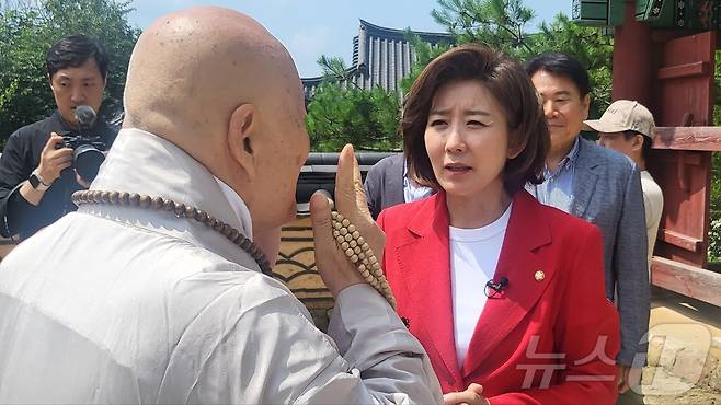 12일 오전 나경원 국민의힘 당대표 후보가 대구 팔공산 동화사를 방문해 방장인 의현스님과 대화를 나누고 있다.2024.7.12/뉴스1 ⓒ News1 이성덕 기자