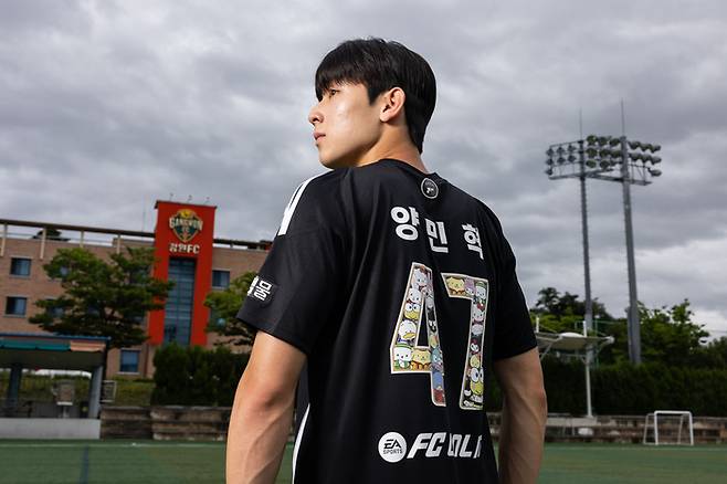 팀K리그 유니폼 모델로 나선 강원FC 양민혁이 포즈를 하고 있다. 사진 | 한국프로축구연맹