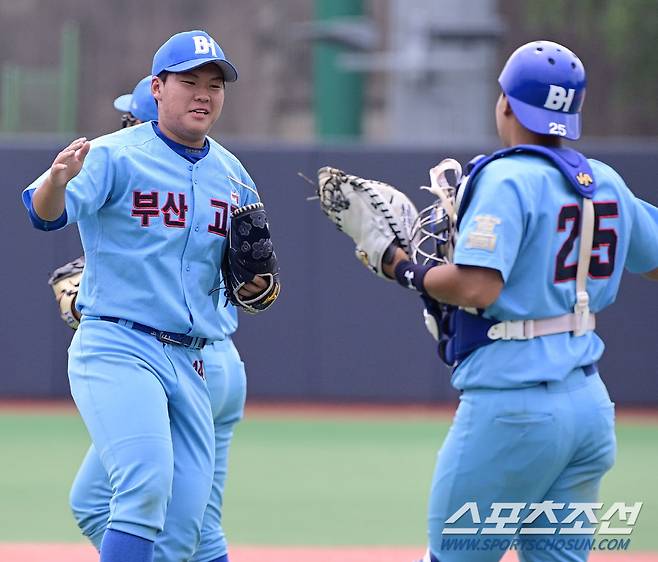 부산고 천겸이 9회초 경남고의 공격을 무실점으로 막으며 승리를 지킨 후 환호하고 있다.