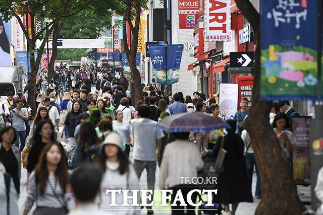 12일 한국외식업중앙회는 입장문을 내고 최저임금이 1만원을 넘은 것과 관련 철회를 촉구했다. /더팩트 DB