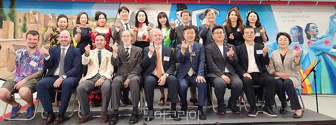 9일 '피카소 벽화 조성' 오픈식 후 참가자들이 기념사진을 찍었다.&nbsp;&nbsp;