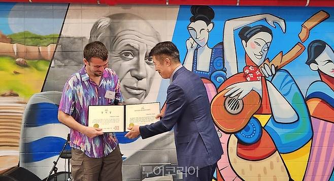 전성수 서초구청장은&nbsp;벽화 작업을 진행한 아티스트 라론에게 서초구의 감사장을 수여했다.&nbsp;