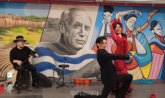 9일 피카소 벽화 오픈식에서 에스파냐 남부의 무형문화유산인 '플래멩고' 공연이 펼쳐져 참가자들의 오감을 사로잡았다.&nbsp;