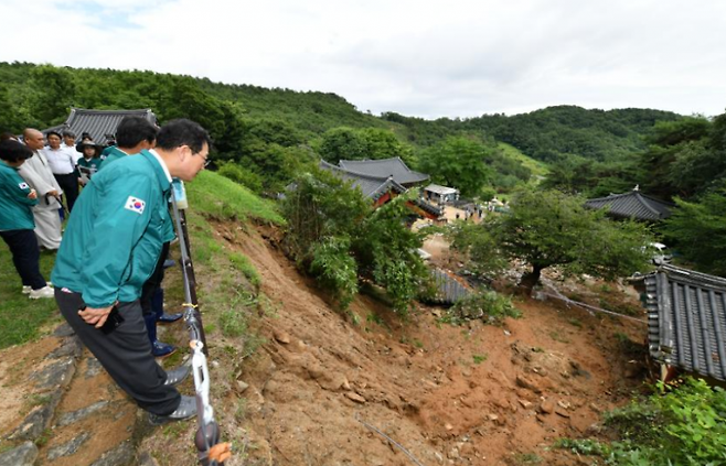 국가유산청이 호우로 산사태가 발생한 부여 대조사를 긴급점검하고 있다. / 국가유산청