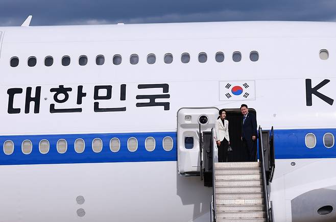 북대서양조약기구(NATO·나토) 75주년 정상회의 참석 일정을 마친 윤석열 대통령과 김건희 여사가 11일(현지시간) 미국 워싱턴DC 인근 덜레스 국제공항에서 귀국을 위해 전용기인 공군 1호기에 올라 인사하고 있다. /연합