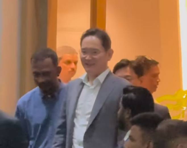 11일 인도 뭄바이에 도착한 이재용 삼성전자 회장./SNS 갈무리