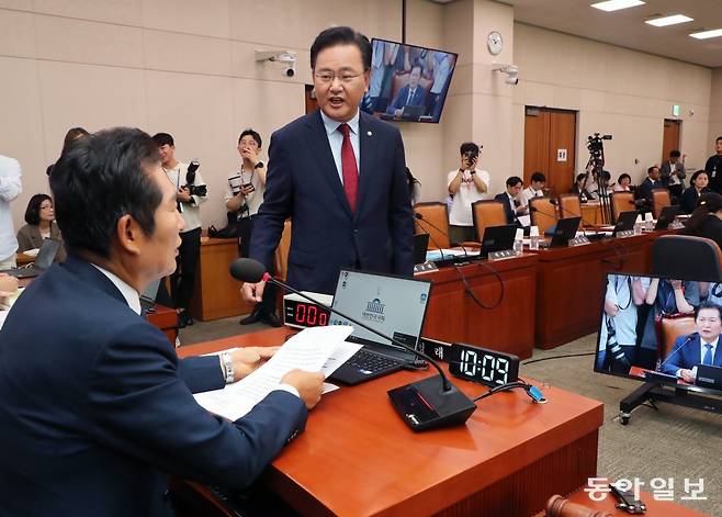 25일 국회 법사위 전체회의에서 정청래 법사위원장(왼쪽)이 유상범 국민의힘 의원과 설전을 벌이는 모습.  동아일보 DB