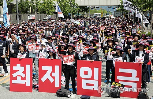 한국노총 조합원들이 최저임금위원회 제8차 전원회의가 열리는 4일 오후 정부세종청사 고용노동부 앞에서 집회를 열고 최저임금 인상을 촉구하고 있다. [세종=연합뉴스]