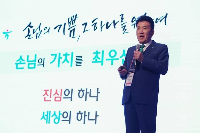 함영주 하나금융그룹 회장이 지난 11일 제주 롯데호텔에서 열린 제37회 CEO 제주하계포럼에서 강연하고 있다. 사진=한경협 제공.