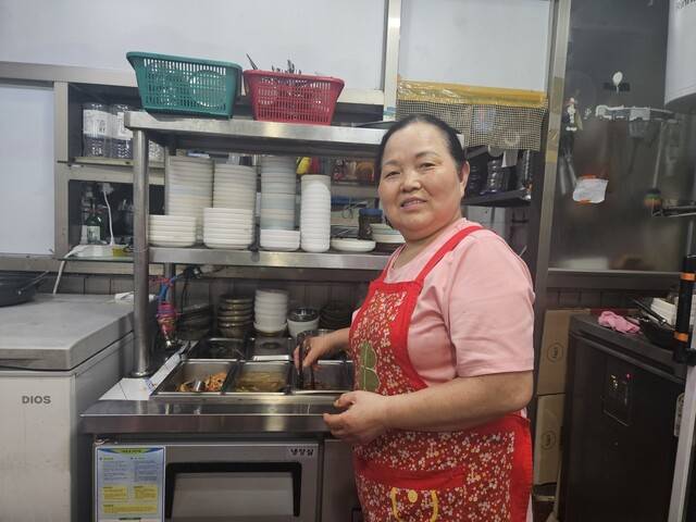 지난 9일 서울 금천구 독산동 택구네 집밥에서 식당 주인 이인순씨가 이날 만든 반찬을 찬을 설명하고 있다.