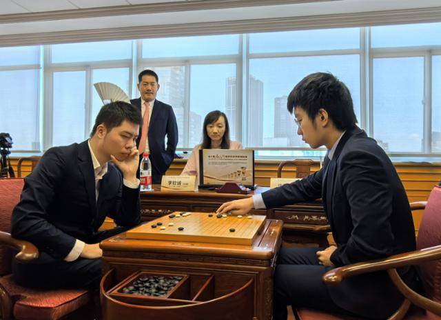 대만의 쉬하오홍(오른쪽) 9단이 지난 4일 중국 상하이에서 열렸던 ‘제10회 응씨배 세계프로바둑선수권대회’에서 중국의 리진청 9단에게 승리, 이 대회 4강에 올랐다. 대만 선수가 세계 메이저 기전 4강에 오른 사례는 2007년 ‘제11회 LG배 기왕전’에서 당시 27세로 우승을 차지한 저우쥔신 9단 이후 17년 만에 처음이다. 한국기원 제공