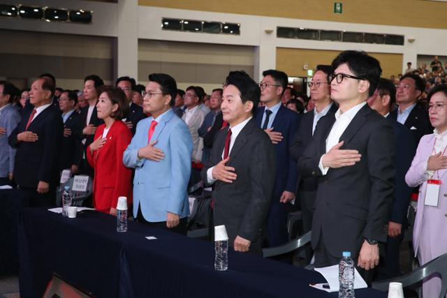 나경원(왼쪽부터), 윤상현, 원희룡, 한동훈 국민의힘 당대표 후보들이 12일 오후 대구 엑스코에서 열린 제4차 전당대회 대구·경북 합동연설회에서 국민의례를 하고 있다. 뉴스1