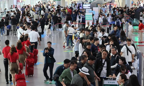 현충일 징검다리 연휴 시작일인 지난달 6일 오전 부산 강서구 김해국제공항 국제선 2층 출국장에 해외여행을 즐기려는 많은 여행객들이 몰려 출국 수속을 밟기 위해 기다리고 있다. 송봉근 기자