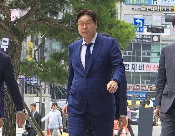 이재명 더불어민주당 의원의 경기지사 시절 경기도 스마트팜 사업비·방북비용 대납, 이화영 전 경기도 평화부지사 뇌물공여 혐의 등으로 기소된 김성태 전 쌍방울그룹 회장이 12일 오후 선고 공판 출석을 위해 수원법원종합청사로 걸어 들어오고 있다. 손성배 기자