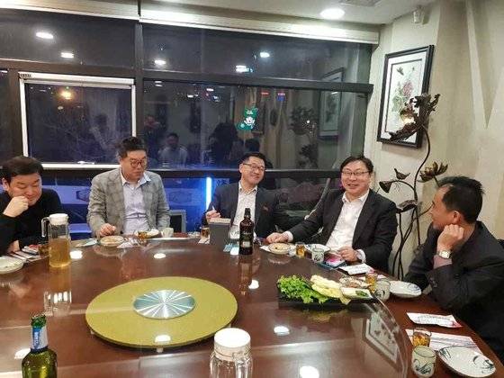 2019년 1월17일 이화영(오른쪽에서 두번째) 전 경기도 평화부지사가 송명철(가운데) 북한 조선아태위 부실장, 김성태(왼쪽 두번째) 전 쌍방울그룹 회장, 안부수(왼쪽 첫번째) 아태평화교류협회 회장과 만찬장에서 양주를 마시고 있다. 사진 독자