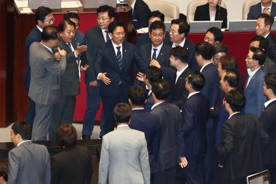 김병주 더불어민주당 의원(뒷줄 왼쪽 셋째)이 2일 오후 서울 여의도 국회에서 열린 대정부질문에서 한덕수 국무총리에게 질문을 하다가 국민의힘 의원들을 향해 '정신나갔다'고 표현한 것을 두고 국민의힘 의원들에게 항의를 받고 있다. 뉴스1