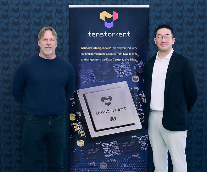 지난달 17일(현지시간)부터 나흘간 북미를 방문 중인 구광모 LG 대표(왼쪽)가 미국 실리콘밸리에서 AI 반도체 설계 업체 텐스토렌트의 짐 켈러 CEO와 기념 촬영하고 있다. / 사진=LG 제공