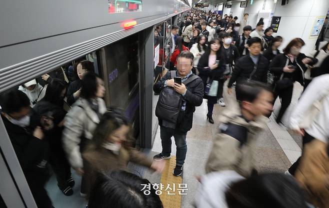 임금·단체협약 협상 결렬 여파로 서울교통공사 노조가 이틀간 경고파업에 들어간 지난해 11월9일 5호선 광화문역에서 출근길 시민들이 발걸음을 옮기고 있다. 성동훈 기자