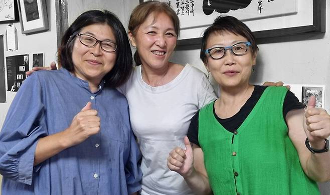 마이니치신문, 아사히신문 등을 그만두고 ‘생활 뉴스 코먼스’를 만든 요시나가 마미(왼쪽), 아쿠자와 에쓰코(가운데), 오카모토 유카 기자가 지난 4일 서울 종로구 인사동의 한 식당에서 포즈를 취하고 있다. 임아영 기자