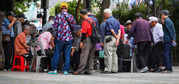 Elderly people play or watch janggi at Tapgol Park in Seoul on July 11. Yonhap News