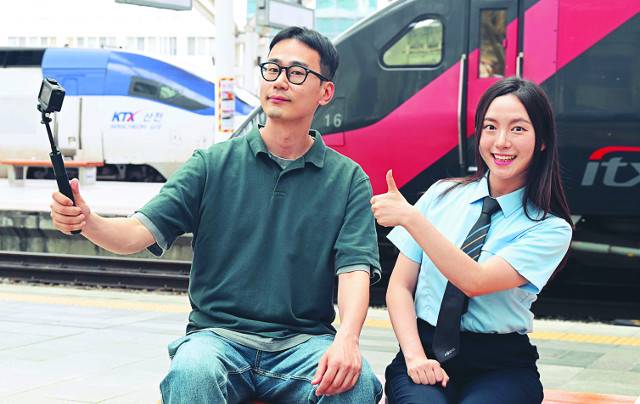 한국철도공사 유튜브 홍보 영상 흥행의 주역인 ‘B급행’ 팀의 ‘미스기관사’ 강하영(오른쪽) 대리와 촬영 담당 김선엽 대리가 지난 10일 서울역사에서 포즈를 취하고 있다. 이들은 “한국을 찾는 외국인을 대상으로 가볍고 즐겁고 재미있지만 각인이 될 수 있는 영상을 만들고 싶다”고 밝혔다. 권현구 기자