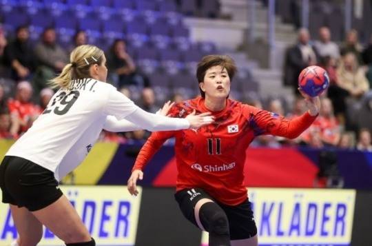 핸드볼 선수들은 공이 미끄러지지 않도록 하기 위해 글루를 사용한다. 사진은 한국여자대표팀 경기 모습.