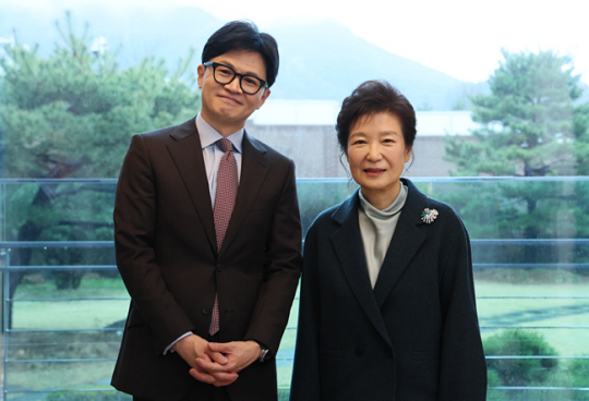 한동훈 당시 국민의힘 비상대책위원장이 지난 3월 26일 오전 대구 달성군 박근혜 전 대통령 사저에서 박 전 대통령을 예방하고 기념촬영을 하고 있다. 국민의힘 제공