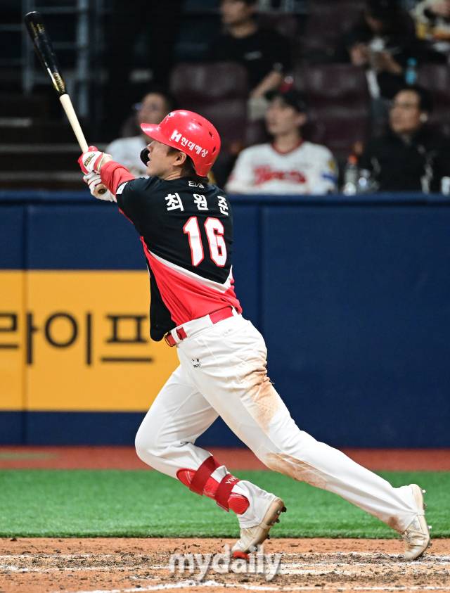 2024년 4월 25일 오후 서울 고척스카이돔에서 '2024 신한 SOL Bank KBO리그' KIA 타이거즈와 키움 히어로즈의 경기가 열렸다. KIA 최원준이 9회초 선두타자 홈런을 치고 있다./마이데일리