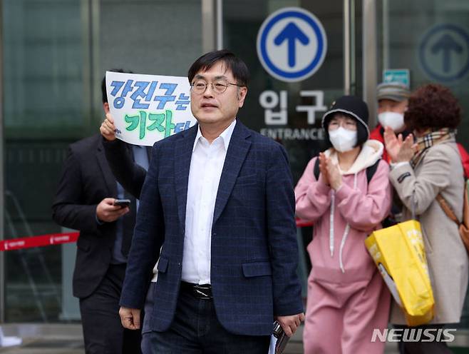 [서울=뉴시스] 홍효식 기자 = 이른바 '청담동 술자리 의혹'과 관련해 술자리 장소로 지목된 카페 주인이 이를 보도한 인터넷 매체와 직원 등을 상대로 제기한 손해배상 청구 소송의 1심 결과가 12일 나온다. 사진은 오세훈 서울시장 배우자의 강의실에 침입해 몰래 녹음한 혐의를 받는 강진구 전 더탐사 대표가 지난 2월14일 서울 송파구 서울동부지방법원에서 열린 선고 공판에서 무죄를 선고 받은 뒤 출입문을 나서고 있는 모습. 2024.02.14. yesphoto@newsis.com