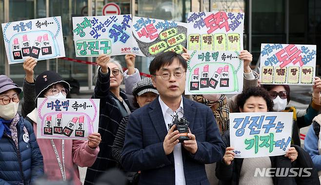 [서울=뉴시스] 홍효식 기자 = 이른바 '청담동 술자리 의혹' 과 관련해 술자리 장소로 지목된 카페 주인이 이를 보도한 인터넷 매체와 직원 등을 상대로 손해배상 청구 소송을 제기했지만 1심에서 패소했다. 사진은 오세훈 서울시장 배우자의 강의실에 침입해 몰래 녹음한 혐의를 받는 강진구 전 더탐사 대표가 지난 2월14일 서울 송파구 서울동부지방법원에서 열린 선고 공판에서 무죄를 선고 받은 뒤 입장을 밝히고 있는 모습. 2024.02.14. yesphoto@newsis.com