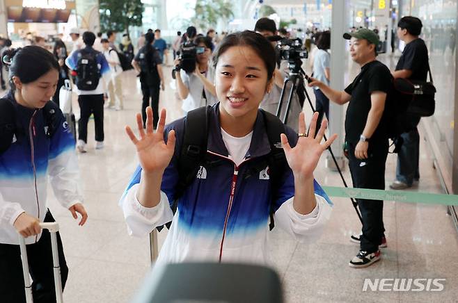 [인천공항=뉴시스] 추상철 기자 = 대한민국 배드민턴 국가대표 안세영이 12일 오전 인천국제공항 제2여객터미널에서 2024 파리 올림픽 출전을 위해 출국하며 손을 흔들고 있다. 2024.07.12. scchoo@newsis.com